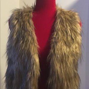 Belle Du Jour woman’s tan faux fur open front vest with pockets size Medium